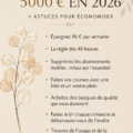 Femme souriante regardant ses économies avec un carnet de notes