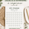 Modèles de suivi d'épargne colorés et pratiques sur une table.