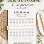 Modèles de suivi d'épargne colorés et pratiques sur une table.