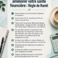 Femme souriante réfléchissant à sa santé financière avec un carnet et un stylo.