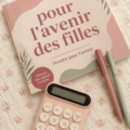 Une femme souriante examinant des documents financiers pour planifier ses investissements futurs