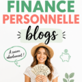 Une femme souriante lit un article de blog sur ses finances personnelles.