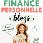 Une femme souriante lit un article de blog sur ses finances personnelles.