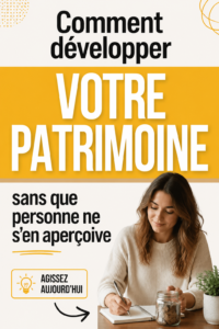 Femme souriante examinant ses finances avec un carnet et un stylo dans un cadre confortable, illustrant la gestion discrète de patrimoine.