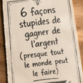 Femme souriante travaillant sur un projet à domicile, trouvant des méthodes pour gagner de l'argent supplémentaire