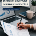 Une femme analysant des graphiques financiers sur un ordinateur, illustrant la décorrélation des investissements.
