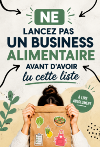 Femme souriante examinant des documents pour son entreprise alimentaire