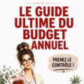 Femme souriante vérifiant son budget annuel sur son ordinateur