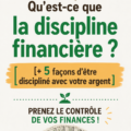 Femme souriante en train de gérer ses finances avec un ordinateur portable
