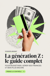 Femme souriante examinant son budget avec un carnet et un ordinateur