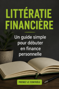 Femme souriante réfléchissant à sa gestion financière avec un carnet et un stylo.