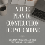 Une femme souriante, tenant un carnet financier, symbolisant la stratégie d'investissement.