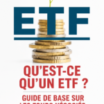 Femme consultant des graphiques d'ETF sur un ordinateur portable dans un environnement convivial.