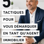 Une jeune femme agent immobilier souriante présentant une maison à vendre, symbolisant le succès professionnel.