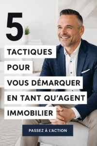 Une jeune femme agent immobilier souriante présentant une maison à vendre, symbolisant le succès professionnel.