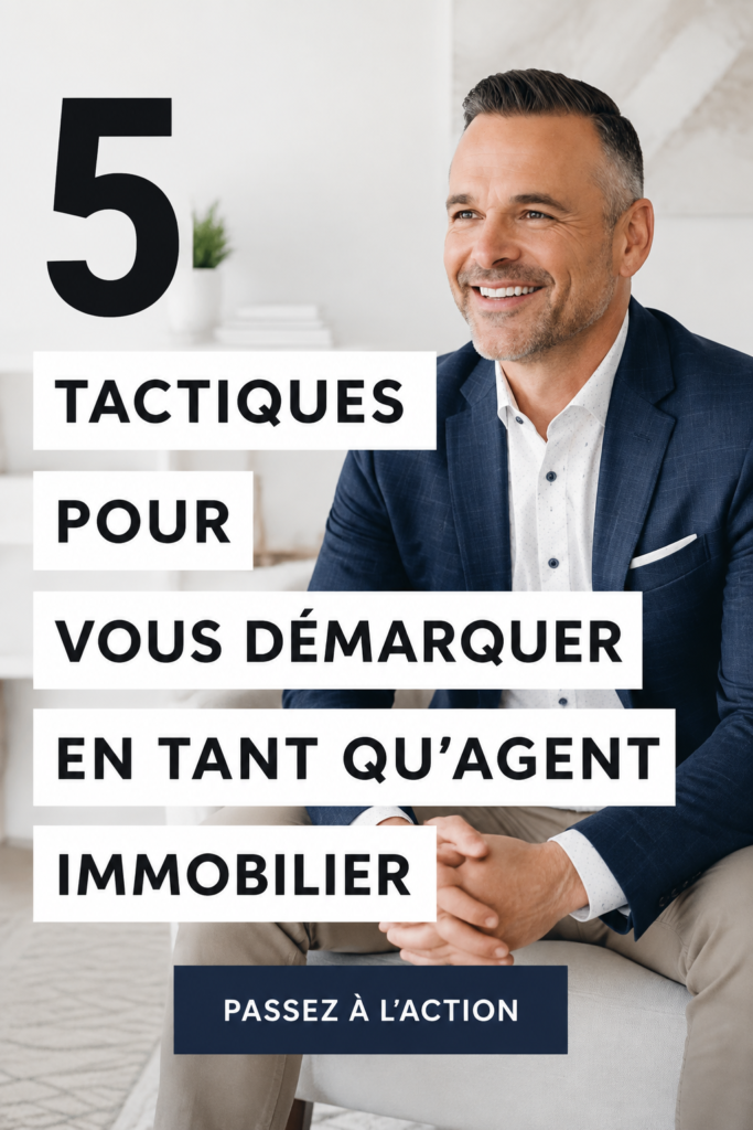 Une jeune femme agent immobilier souriante présentant une maison à vendre, symbolisant le succès professionnel.
