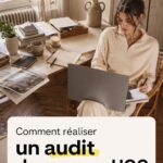 Femme réfléchissant à l'audit de son image de marque avec des notes et un ordinateur.