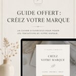 Femme consultant un guide sur la création de marque, dans un cadre chaleureux et accueillant.