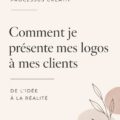 Une femme présente un logo à un client lors d'une réunion. Le logo est mis en avant sur un écran.