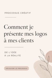 Une femme présente un logo à un client lors d'une réunion. Le logo est mis en avant sur un écran.