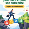 Femme souriante utilisant une application de gestion d'investissement sur son téléphone.
